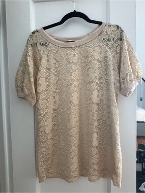 Women’s Lace Floral Short Sleeve Top in Beige- size small